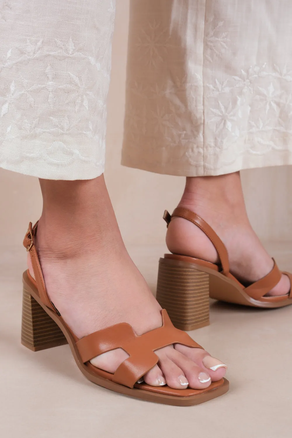 STYLITE STRAPPY SANDALS WITH BLOCK HEEL IN TAN FAUX LEATHER